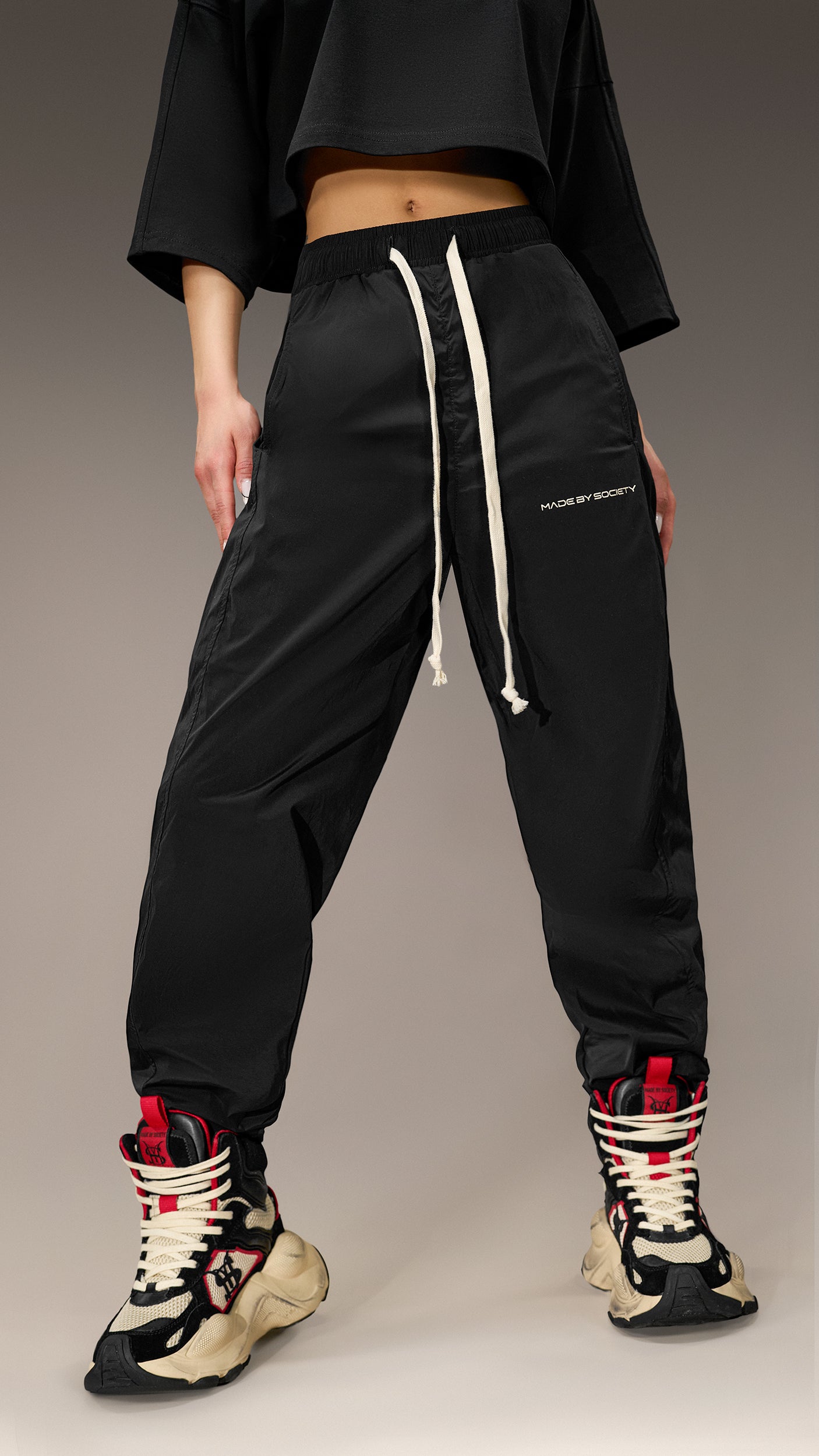 Pantaloni Joggers „Made by Society” – P26203