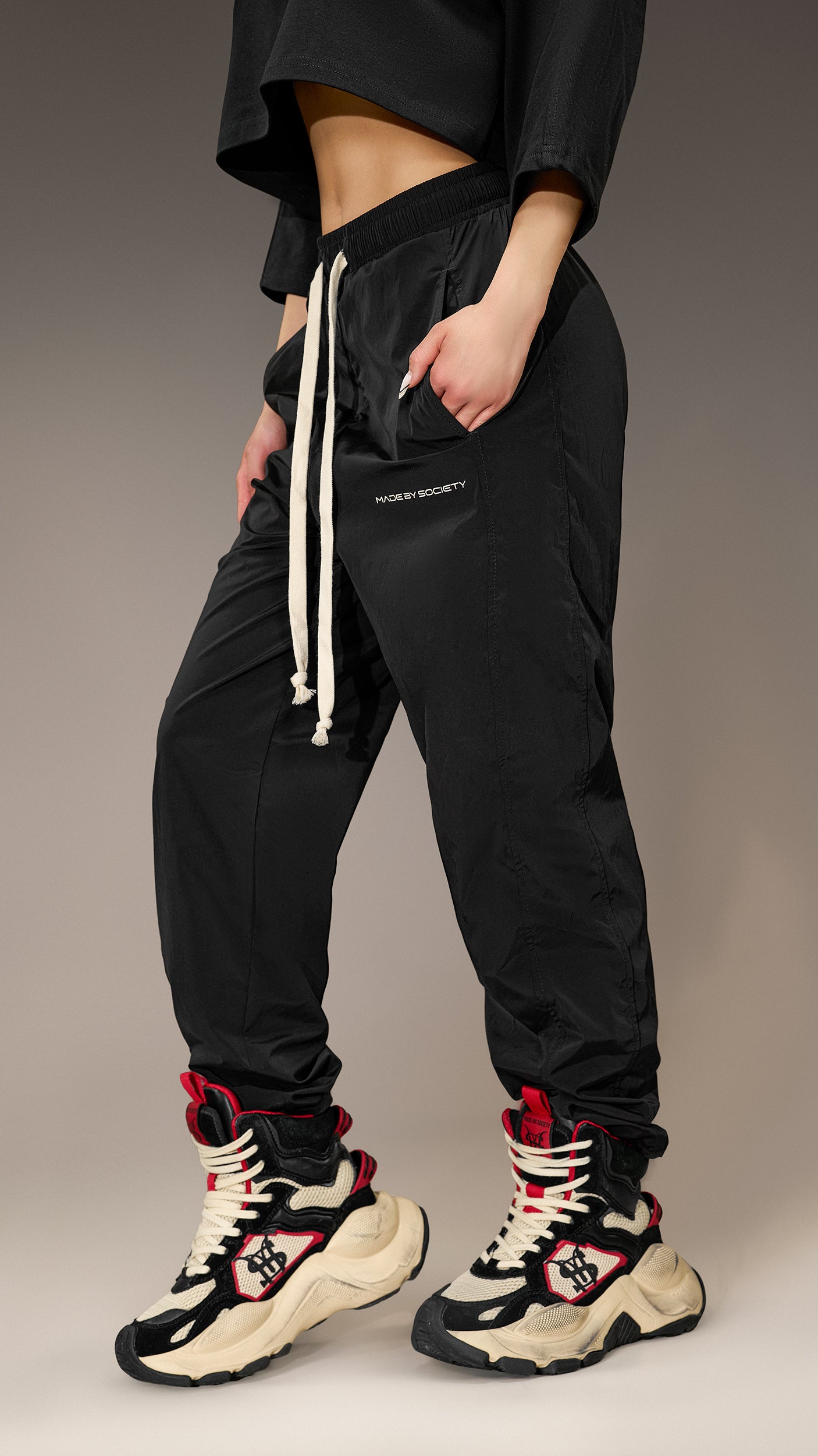 Pantaloni Joggers „Made by Society” – P26203