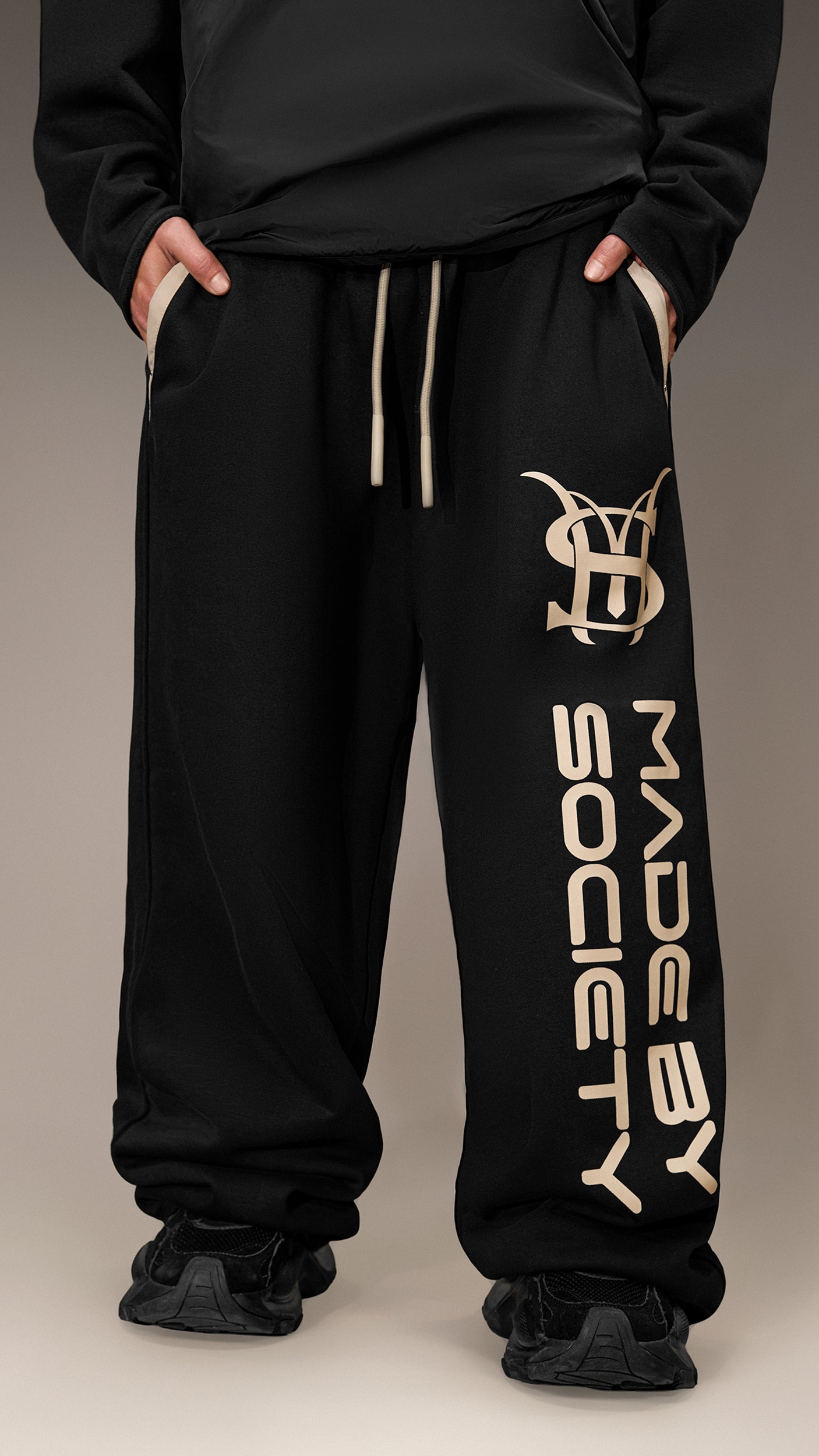 Pantaloni Jogger „Made by Society” – P16002