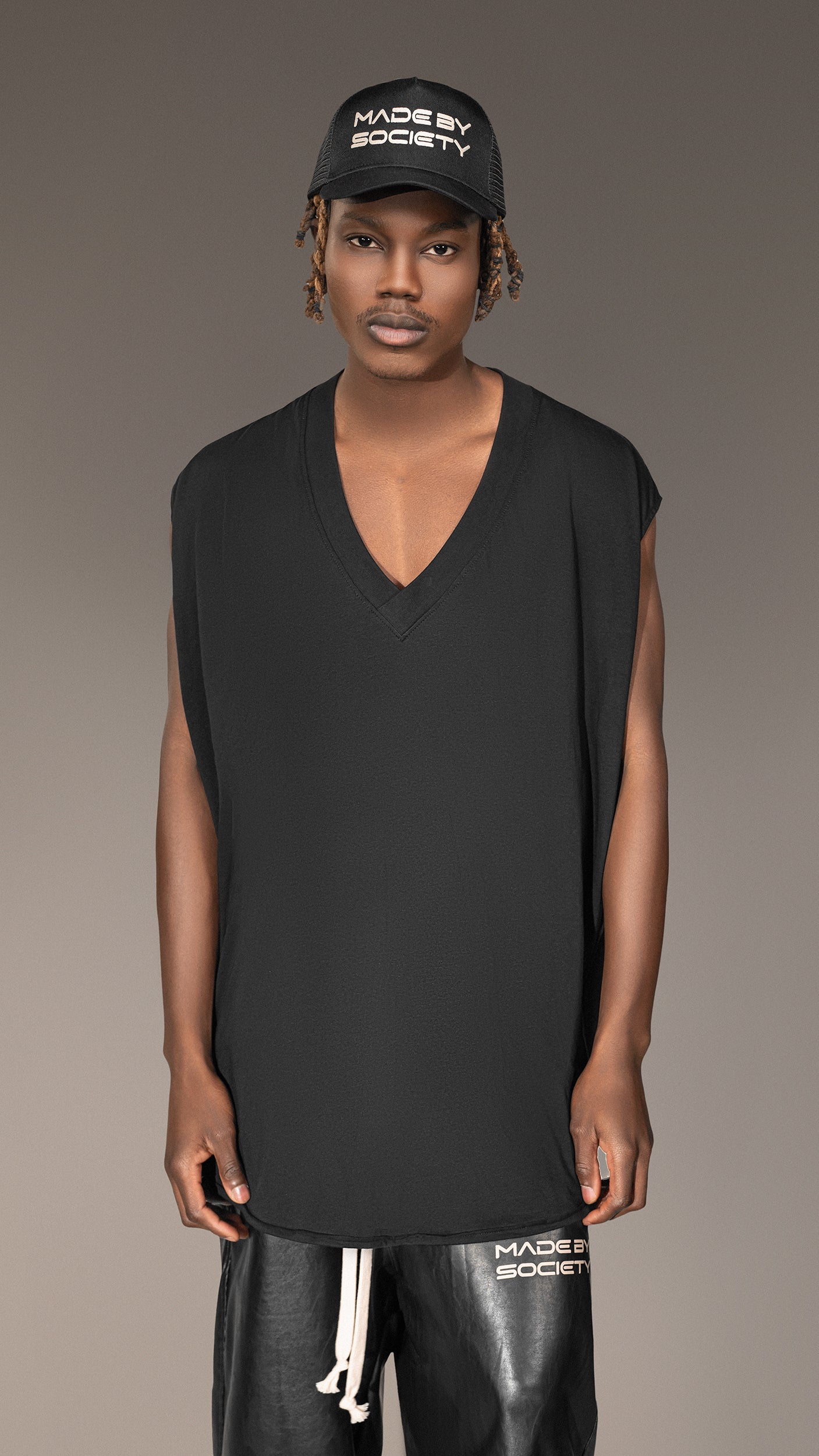 Black T-shirt with neckline - T15492