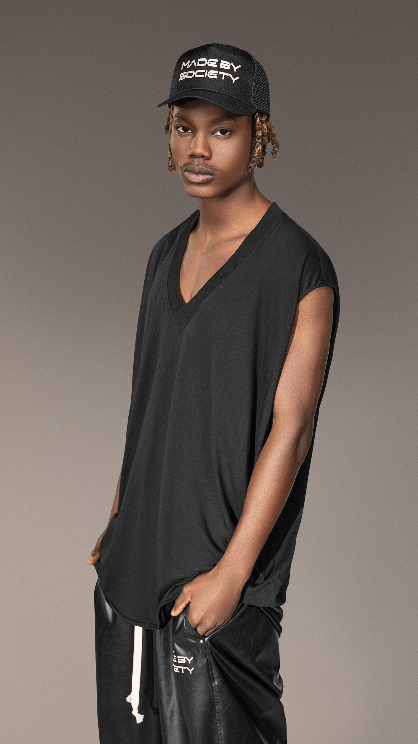 Black T-shirt with neckline - T15492