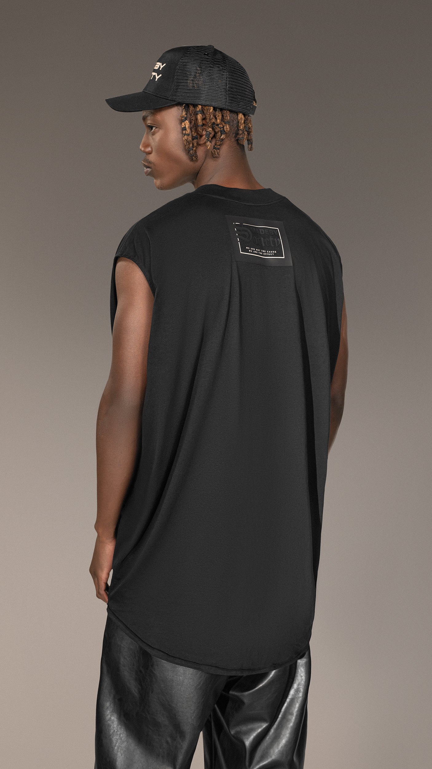 Black T-shirt with neckline - T15492